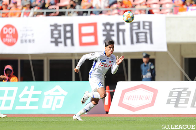 追加点を奪ったドゥドゥ（甲府）。今季の自身の得点数を4に伸ばした【明治安田Ｊ２ 第16節 新潟vs甲府】