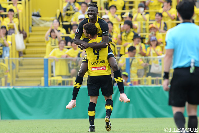 クリスティアーノ（柏/#9）のループパスに反応したオルンガ（#26）が飛び出したGKより先に足で合わせ、ネットを揺らす！【明治安田Ｊ２ 第16節 柏vs岐阜】