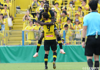 クリスティアーノ（柏/#9）のループパスに反応したオルンガ（#26）が飛び出したGKより先に足で合わせ、ネットを揺らす！【明治安田Ｊ２ 第16節 柏vs岐阜】