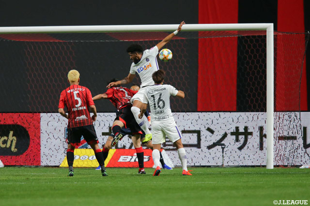 終了間際に途中出場のパトリック（広島）が打点の高いヘディングシュートを放つもGKのファインセーブに阻まれ同点とはならず【明治安田Ｊ１ 第14節 札幌vs広島】