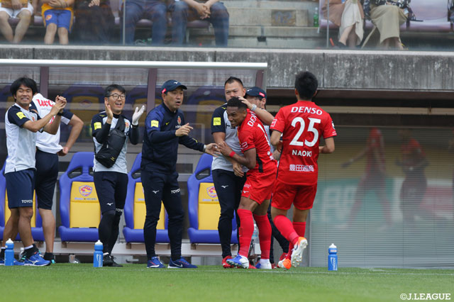 前田からのパスを受けたマテウスが豪快に左足を振り抜く！シュートはポストに当たりながらもゴール左に突き刺さり、名古屋が同点に追いつく【明治安田Ｊ１ 第14節 仙台vs名古屋】