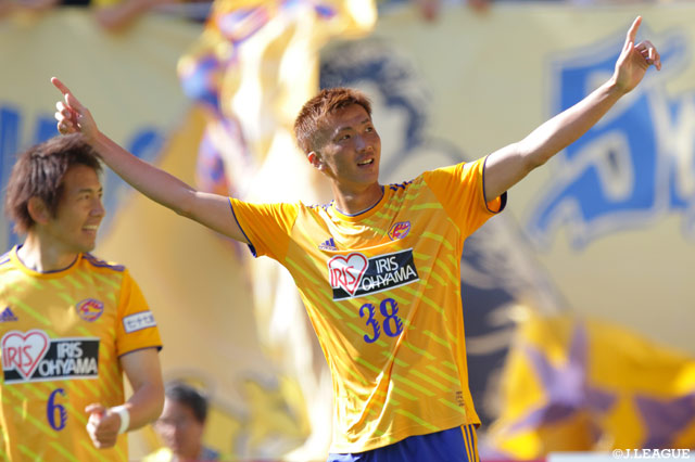 松下のシュートはGKにふさがれるもこぼれ球に反応した長沢 駿が押し込み、仙台が勝ち越しに成功する【明治安田Ｊ１ 第14節 仙台vs名古屋】