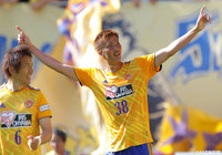 松下のシュートはGKにふさがれるもこぼれ球に反応した長沢 駿が押し込み、仙台が勝ち越しに成功する【明治安田Ｊ１ 第14節 仙台vs名古屋】