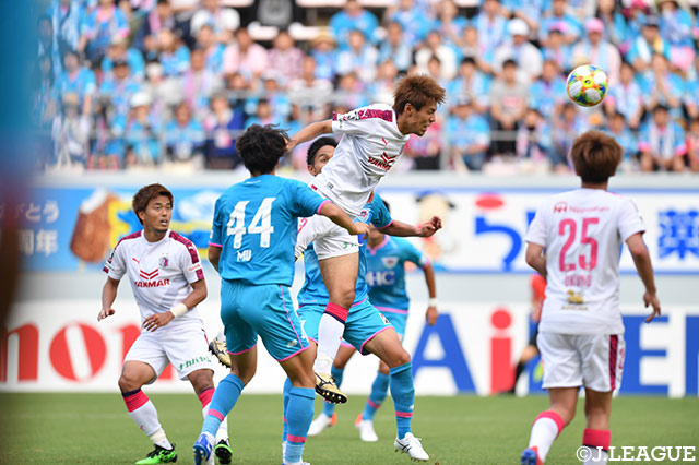 クロスボールをはじき返す木本 恭生（Ｃ大阪）。無失点勝利に貢献した【明治安田Ｊ１ 第14節 鳥栖vsＣ大阪】