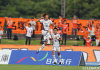 右からのふわりとしたクロスにファーサイドの菊池 流帆(#49)が反応!角度のないところから頭で合わせ、山口が先制に成功する【明治安田J2 第16節 水戸vs山口】