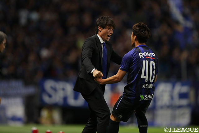 ゴールした食野 亮太郎（Ｇ大阪/#40）が宮本 恒靖監督のところへ向かい、抱きつく！【明治安田Ｊ１ 第14節 Ｇ大阪vs鹿島】