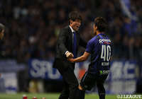 ゴールした食野 亮太郎（Ｇ大阪/#40）が宮本 恒靖監督のところへ向かい、抱きつく！【明治安田Ｊ１ 第14節 Ｇ大阪vs鹿島】