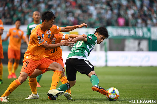 相手を背負いながら、ボールをキープする杉本 太郎（松本）【明治安田Ｊ１ 第14節 松本vs清水】