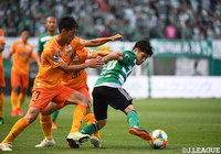 相手を背負いながら、ボールをキープする杉本 太郎（松本）【明治安田Ｊ１ 第14節 松本vs清水】