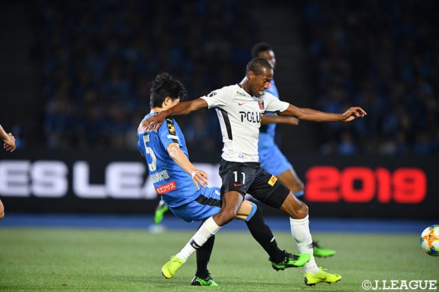 2試合ぶりにスタメン出場を果たしたマルティノス（浦和）。ヘディングで惜しいシュートを放つなど存在感を発揮するも、先制を許した直後に無念の交代【明治安田Ｊ１ 第14節 川崎Ｆvs浦和】