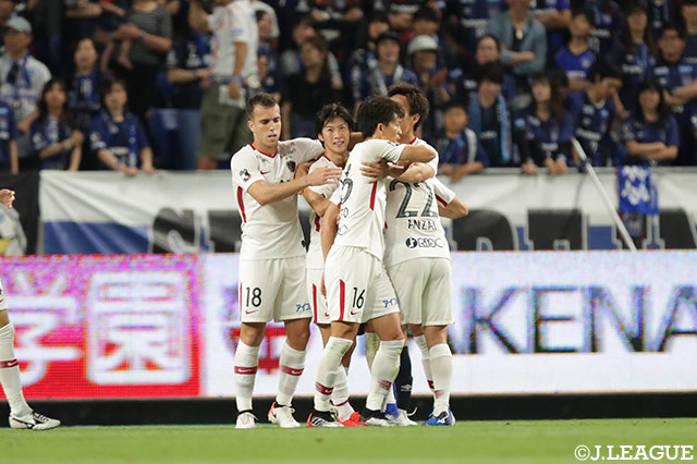 土居 聖真（鹿島）が、華麗なタッチで対峙したDFの裏をかいてかわし、右足でグラウンダーの鋭いシュートをゴール左下に決めて同点に追いつく！【明治安田Ｊ１ 第14節 Ｇ大阪vs鹿島】