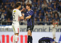 試合後、互いを称え合うファン ウィジョ(G大阪)とチョン スンヒョン(鹿島)【明治安田J1 第14節 G大阪vs鹿島】