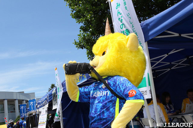 ディーオがスタジアム周辺をパトロール！【明治安田Ｊ２ 第16節 山形vs鹿児島】