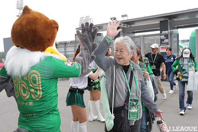 ヴェルディ君とハイタッチ！【明治安田Ｊ２ 第16節 東京Ｖvs京都】