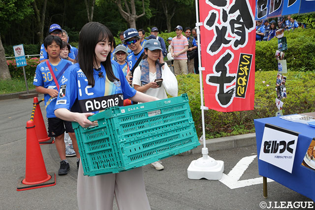 コラボグルメ第1弾、深津 康太選手の「正太楼の餃子～タレだけ僕が考えました～」には長い行列が！【明治安田Ｊ２ 第16節 町田vs栃木】