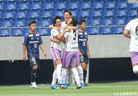 試合開始5分、鈴木 準弥（#3）がPA右から放った強烈なシュートがゴール左へ突き刺さり、藤枝が先制に成功する【明治安田Ｊ３ 第10節 G大23vs藤枝】