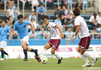 アウェイの琉球は、ショートパスを軸に攻撃を展開していく【明治安田Ｊ２ 第16節 横浜FCvs琉球】