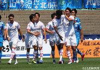 小牟田 洋佑(福島/#18)が相手を背負いながら素早く反転し、右足を振り抜いたシュートがゴール右に決まり、先制に成功する!【明治安田J3 第10節 秋田vs福島】