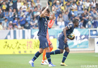 サイドからのクロスをヤン ドンヒョン(#9)がDFに囲まれながらも、強烈なヘディングシュートを突き刺し福岡が同点に追いつく!【明治安田J2 第16節 福岡vs大宮】