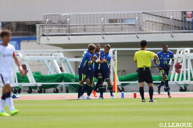 先制ゴールを奪ったジェフェルソン バイアーノ（山形）の元にチームメイトが駆け寄り祝福！【明治安田Ｊ２ 第16節 山形vs鹿児島】