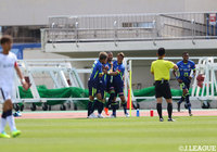 先制ゴールを奪ったジェフェルソン バイアーノ（山形）の元にチームメイトが駆け寄り祝福！【明治安田Ｊ２ 第16節 山形vs鹿児島】