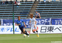 パスの出しどころを探る五領 淳樹（鹿児島）と、コースを限定する本田 拓也（山形）【明治安田Ｊ２ 第16節 山形vs鹿児島】