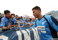 下平 隆宏監督就任後、初のホームゲームを白星で飾った横浜FC。試合後、勝利の立役者・イバがサポーターとハイタッチ【明治安田J2 第16節 横浜FCvs琉球】
