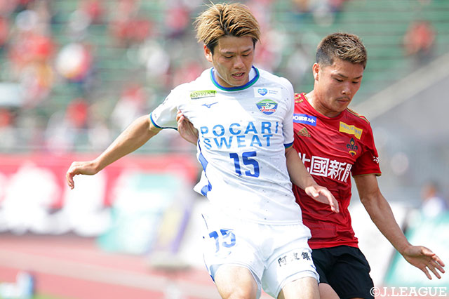 ボールをキープする岸本 武流（徳島）。金沢の守備陣を前に決定的な仕事はできず【明治安田Ｊ２ 第16節 金沢vs徳島】