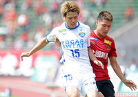 ボールをキープする岸本 武流(徳島)。金沢の守備陣を前に決定的な仕事はできず【明治安田J2 第16節 金沢vs徳島】