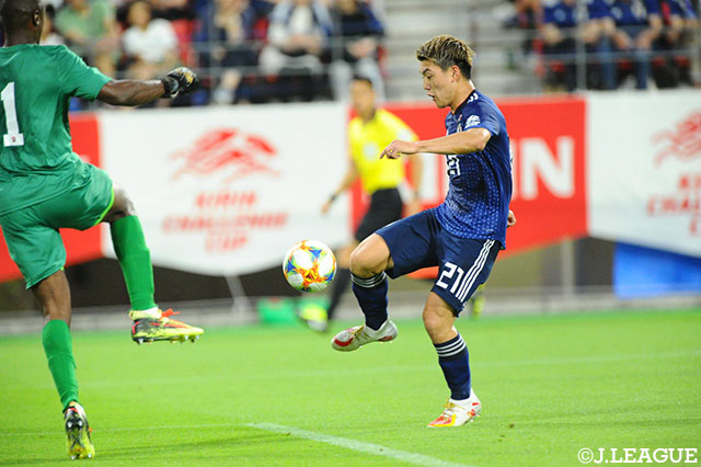 抜け出した堂安 律が右足でシュートを放つも、GKのファインセーブに遭いゴールならず【国際親善試合 日本vsトリニダードトバゴ】