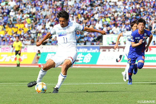 阪野 豊史がこの日2点目となる得点をPKで沈め、山形が勝ち越しに成功！【明治安田Ｊ２ 第17節 甲府vs山形】