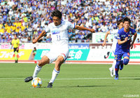 阪野 豊史がこの日2点目となる得点をPKで沈め、山形が勝ち越しに成功！【明治安田Ｊ２ 第17節 甲府vs山形】