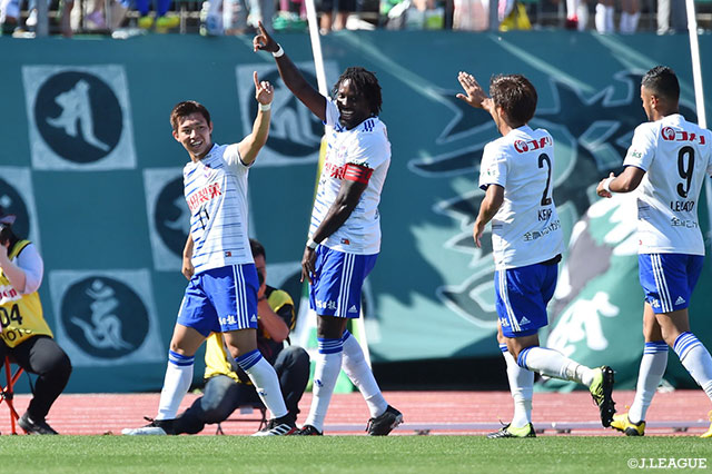 FKのチャンスから鋭いクロスボールが供給されると、ゴール前に流れたボールをカウエが胸で流し込んで新潟が先制点を獲得【明治安田Ｊ２ 第17節 岐阜vs新潟】