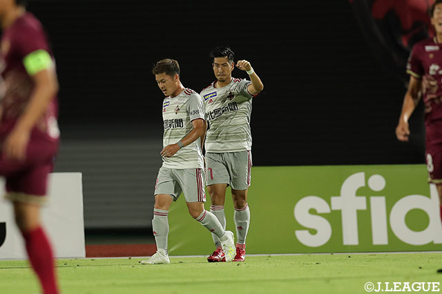 試合開始6分、加藤 大樹（金沢/#17）が反転しながら放ったシュートが決まり先制に成功する【明治安田Ｊ２ 第17節 琉球vs金沢】