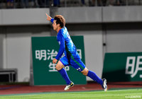 最終ラインの裏に走り込んだ河田 篤秀（徳島）が細かいタッチのドリブルでシュートコースを作り出すと、豪快に右足を振り抜き先制ゴールを奪取【明治安田Ｊ２ 第17節 徳島vs町田】