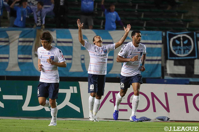 試合終盤に獲得したPKのチャンスをレアンドロ ドミンゲス（#40）が冷静に沈め、横浜FCがリードを奪う【明治安田Ｊ２ 第17節 山口vs横浜FC】