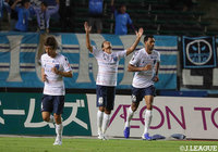 試合終盤に獲得したPKのチャンスをレアンドロ ドミンゲス（#40）が冷静に沈め、横浜FCがリードを奪う【明治安田Ｊ２ 第17節 山口vs横浜FC】