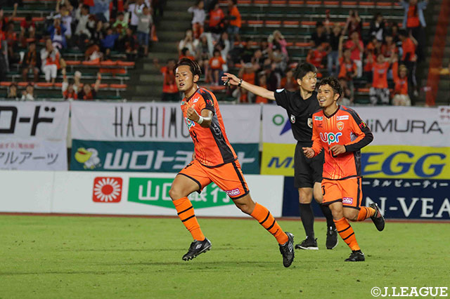 山口が試合終了間際にFKを獲得すると、吉濱 遼平（#14）のシュートはきれいな弧を描きゴールに吸い込まれる！【明治安田Ｊ２ 第17節 山口vs横浜FC】