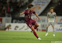 鈴木 孝司（琉球）が巧みなボールコントロールでDFをかわすと、右足を振り抜いて同点弾を奪う！【明治安田Ｊ２ 第17節 琉球vs金沢】