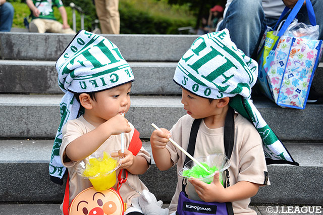 観戦前に仲良くかき氷を食べるミニサポたち♪【明治安田Ｊ２ 第17節 岐阜vs新潟】