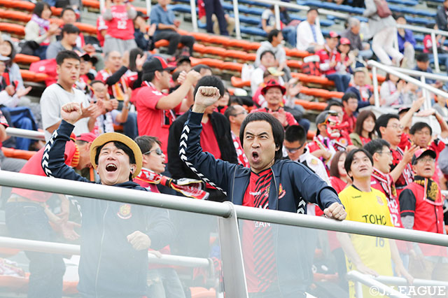 スペシャルゲストのペナルティのお二人も熱い応援！！【明治安田Ｊ３ 第11節 福島vs相模原】