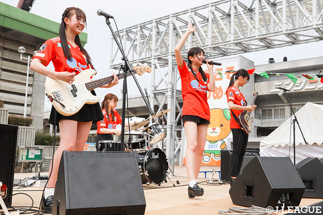 愛媛在住の現役学生、実力派4人組ガールズバンド「たけやま3.5」さんのスペシャルLIVEが行われました！【明治安田Ｊ２ 第17節 愛媛vs柏】