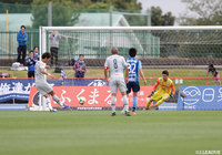 福岡がPKを獲得するとヤン ドンヒョンが中央に蹴り込み、2試合連続となるゴールを獲得【明治安田Ｊ２ 第17節 水戸vs福岡】