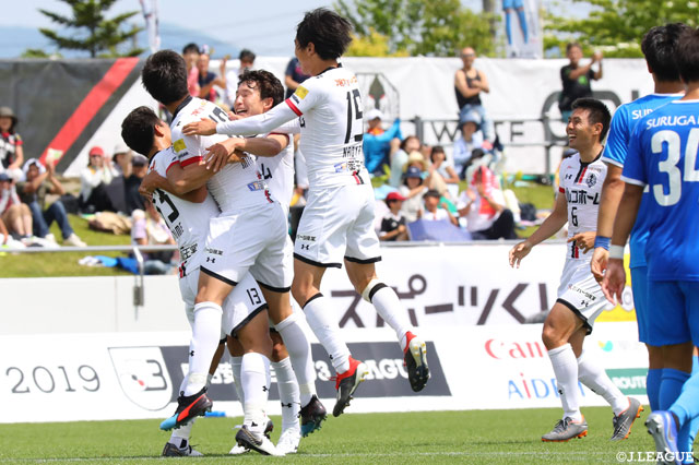 宮市 剛がドリブルでうまく相手をかわしシュートを放つ！これが決まり岩手が先制に成功！【明治安田Ｊ３ 第11節 岩手vs沼津】