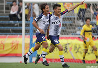 クリアボールが町野 修斗に渡ると、DFをかわしミドルレンジからシュートを放つ！これが決まり北九州が終了間際に試合を決める追加点を獲得【明治安田Ｊ３ 第11節 YS横浜vs北九州】