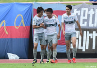 グラウンダーのクロスに中村 亮太（秋田）がニアで合わせ、この日2点目となるゴールを奪う【明治安田Ｊ３ 第11節 富山vs秋田】