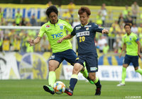 激しい競り合いをみせる枝村 匠馬(栃木)と矢田 旭(千葉)【明治安田J2 第17節 栃木vs千葉】