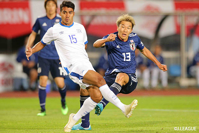 永井 謙佑（FC東京）が深い切り返しで相手2人を置き去りにし、中に持ち込んで左足を振り抜くとこれがネットに突き刺さり、日本が先制に成功する【国際親善試合 日本vsエルサルバドル】