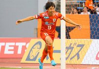 丹羽 詩温がDF2人の間を強引に突破しシュートを放つ！これが決まり愛媛が勝ち越しに成功する【明治安田Ｊ２ 第17節 愛媛vs柏】