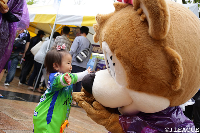 フレッチェに駆け寄る天使！【明治安田Ｊ１ 第15節 広島vs湘南】